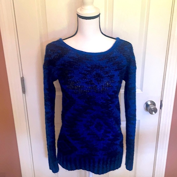 🔵Blue and black knit Aztec print sweater! Size L! - Picture 2 of 3